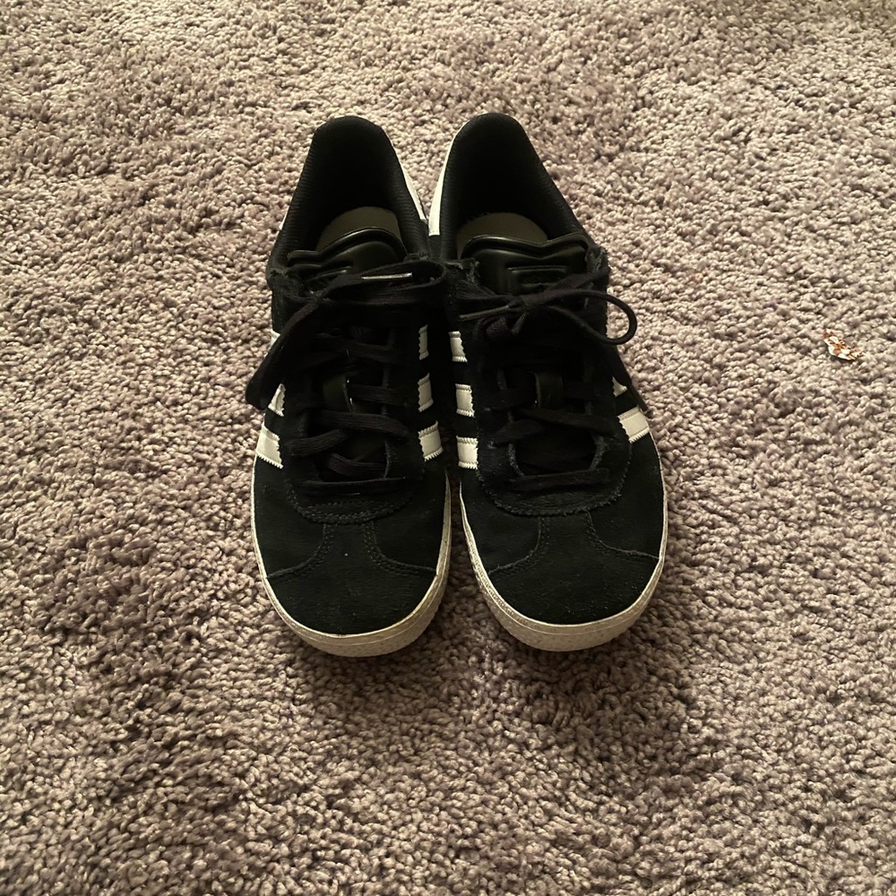 Adidas kids gazelle tennis shoes. Fits size 5.5/6